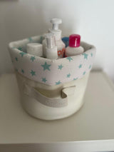 Panier de rangement blanc à empiècement imprimé d’étoiles vertes, avec poche