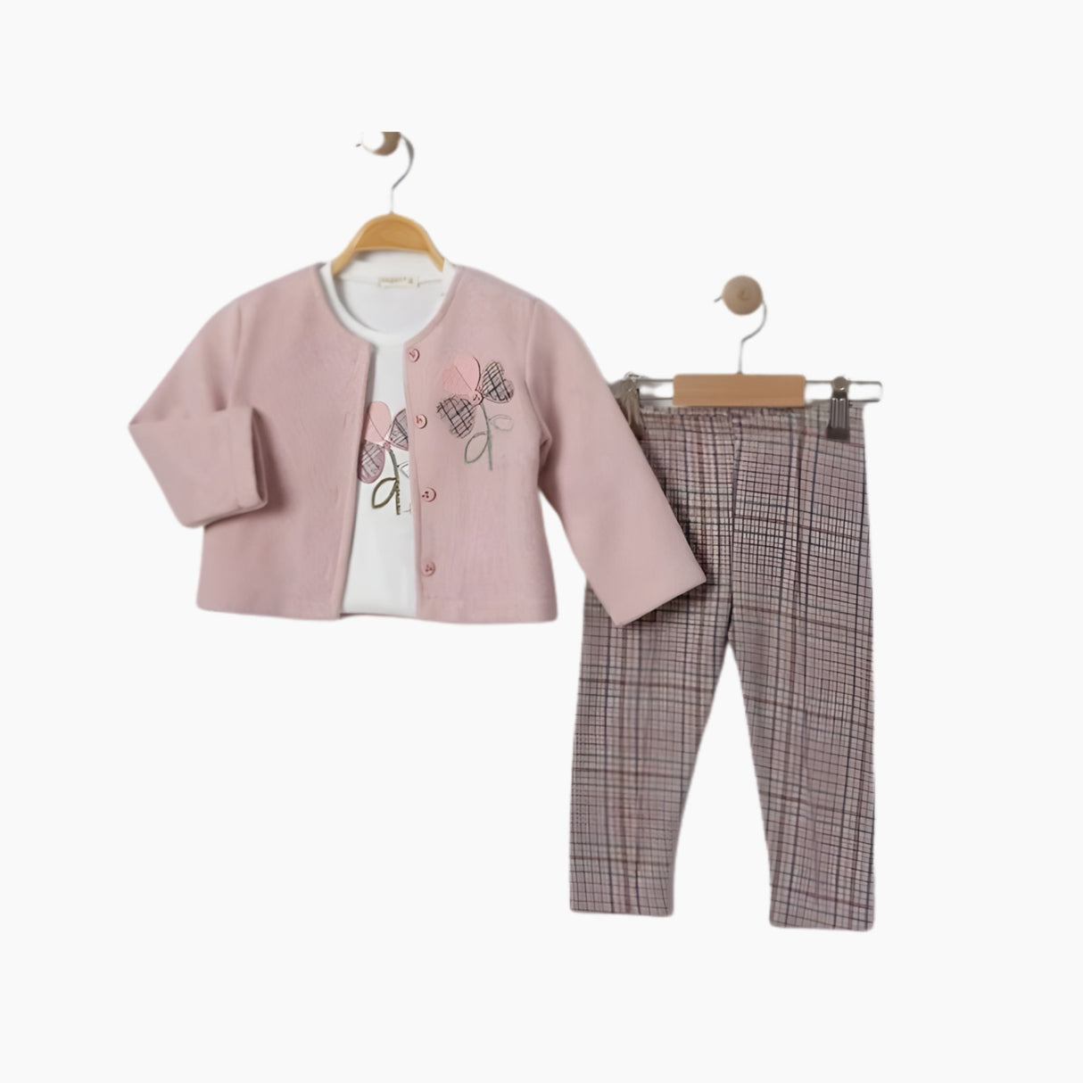 Ensemble bébé Elegane : veste rose boutonnée, t-shirt blanc, pantalon à carreaux.