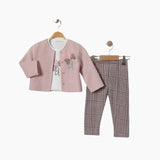 Ensemble bébé Elegane : veste rose boutonnée, t-shirt blanc, pantalon à carreaux.