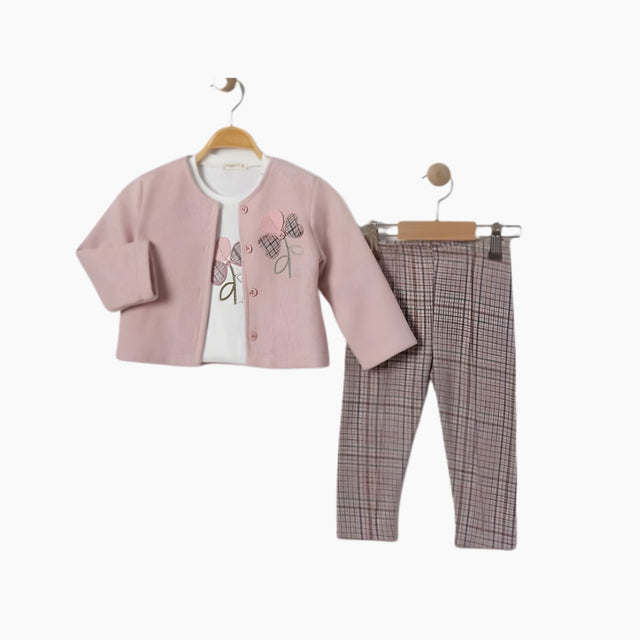 Ensemble bébé Elegane : veste rose boutonnée, t-shirt blanc, pantalon à carreaux.