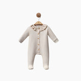 Combinaison bébé beige en maille côtelée, col volanté et boutons devant