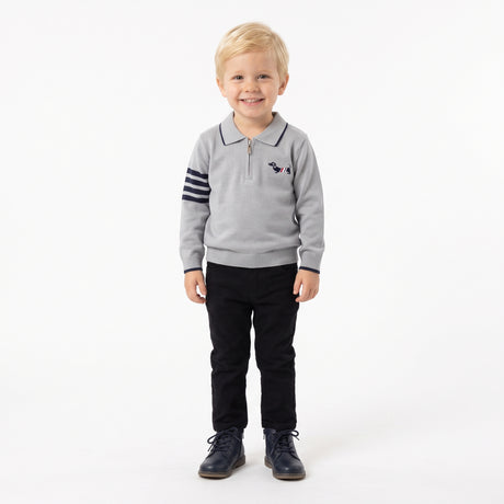 Sweat-shirt enfant gris à col polo, écusson bleu et manches rayées