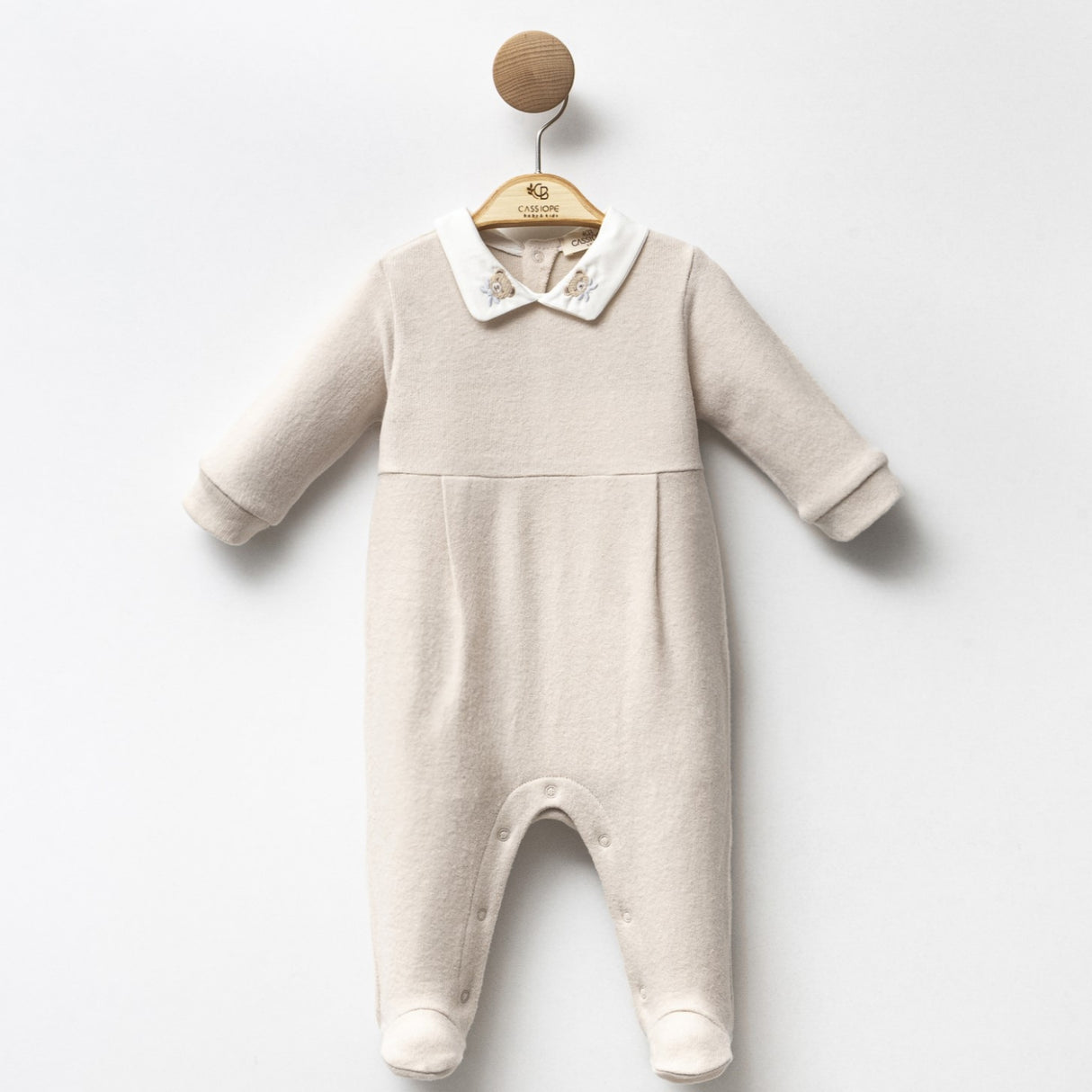 Combinaison bébé beige à col chemise et boutons-pression, tenue avec pieds