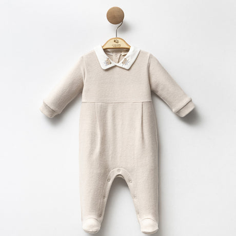 Combinaison bébé beige à col chemise et boutons-pression, tenue avec pieds