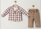 Ensemble bébé : chemise à carreaux rouge et blanc, pantalon beige