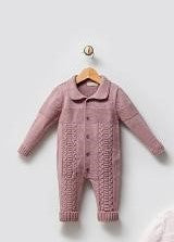 Combinaison bébé rose en maille, col et boutons, motif torsadé