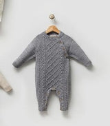 Combinaison bébé en tricot gris, dos avec torsades et boutons