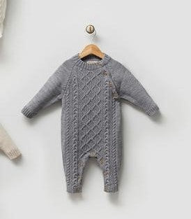 Combinaison bébé en tricot gris, dos avec torsades et boutons