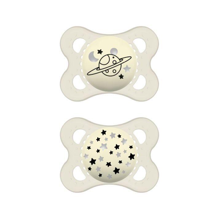 Deux sucettes MAM en silicone ivoire, motif planète et étoiles.