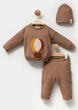 Ensemble bébé brun : sweat à motif bougie, pantalon et bonnet assortis.