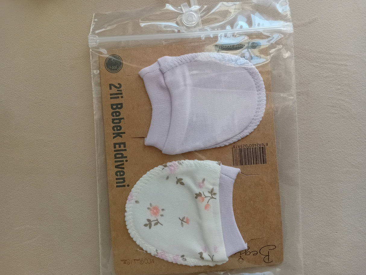 Moufles bébé en coton : paire gris clair unie et paire blanche à fleurs, en package