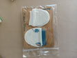 Moufles bébé en coton : paire blanche unie et paire blanche à motifs bleus, en package
