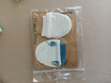 Moufles bébé en coton : paire blanche unie et paire blanche à motifs bleus, en package