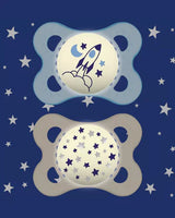 Paire de sucettes MAM Original Nuit 0-6 mois, bleu et beige, lune et étoiles